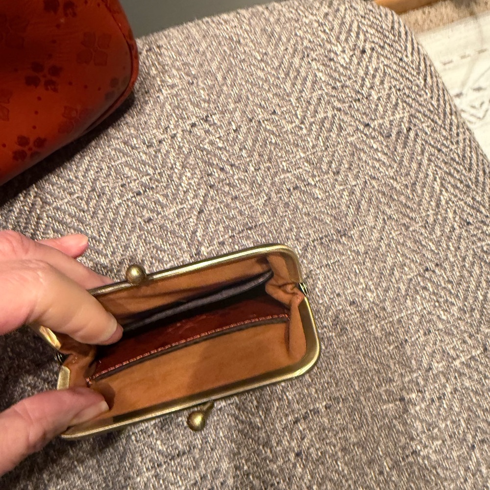 Patricia Nash-Brown Slingback Bag with Coin Purse in Signature print. - Picture 4 of 4